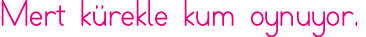 Mert kürekle kum oynuyor 